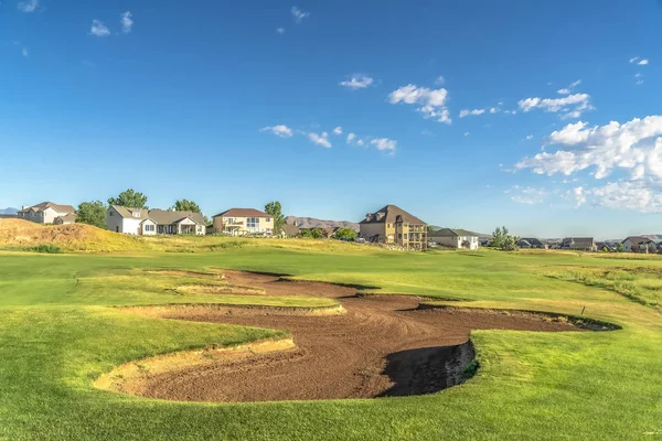 Homok bunker és hajóút egy golfpálya lakóterület a háttérben — Stock Fotó