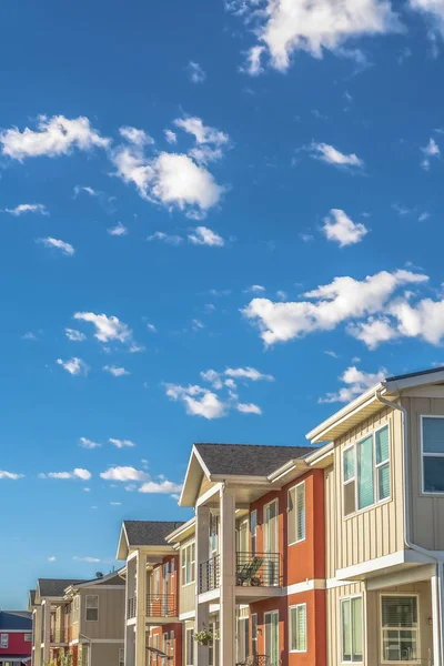 화창한 날에 흐린 푸른 하늘에 흰색과 주황색 외벽이 있는 주택 — 스톡 사진