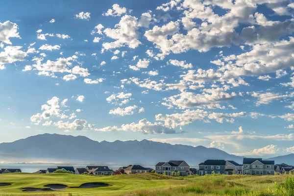 Schöne Aussicht auf einen Golfplatz und Wohngebiet in der Nähe eines Sees an einem sonnigen Tag — Stockfoto