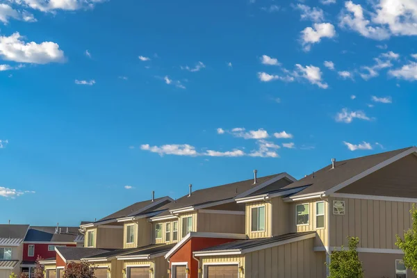 Güneşli bir günde mavi gökyüzü ve bulutlara karşı garaj görünümü ile ev dış