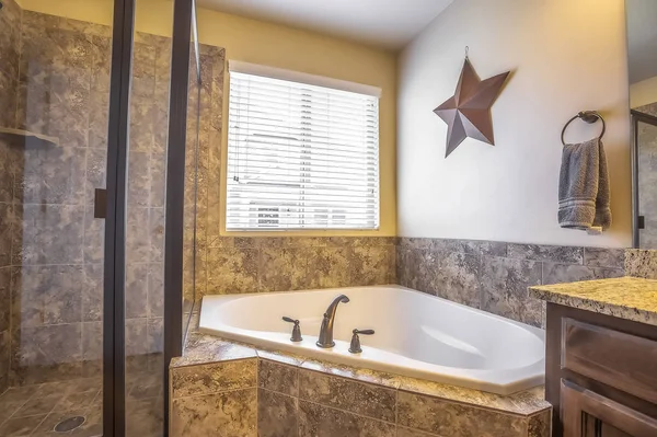 Интерьер ванной комнаты со встроенной душевой кабиной и мраморной плиткой — стоковое фото