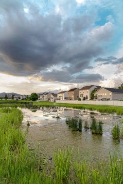 Bulut, göle bakan ve park eden evleri olan bir mahallede gökyüzünü doldurdu.