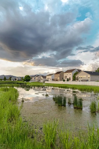 Bulut, göle bakan ve park eden evleri olan bir mahallede gökyüzünü doldurdu.