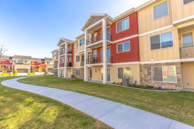 Verandalı, balkonlu ve renkli duvarlı şehir evlerinin dış görünüşü