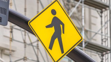 Panorama çerçevesi Sarı ve siyah elmas şekilli yaya geçidi işaretini kapat