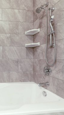 Dikey kare küvet ve paslanmaz çelik duş gri ve beyaz kiremit duvara karşı