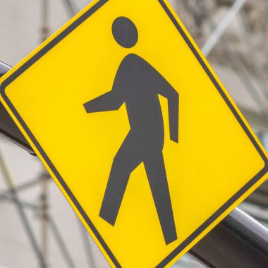 Kare. Sarı ve siyah elmas şekilli yaya geçidi manzarası.