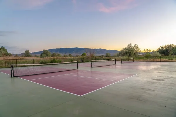 Canchas de tenis con una vista increíble del cielo azul de la montaña y la puesta de sol brillante — Foto de Stock