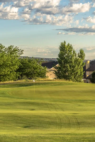 Golf pálya kilátással a fák otthonok hegy és völgy a háttérben — Stock Fotó