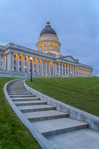 Utah állam fővárosa épület lépcsővel a füves terepen az előtérben — Stock Fotó