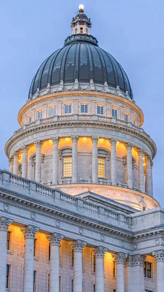 Függőleges Zárja le a szabadtéri lépcsőn, hogy vezet a Utah State Capital Building — Stock Fotó