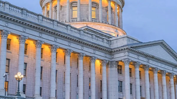 Panoramische Nahaufnahme einer Außentreppe, die zum utah-Hauptstadtgebäude führt — Stockfoto