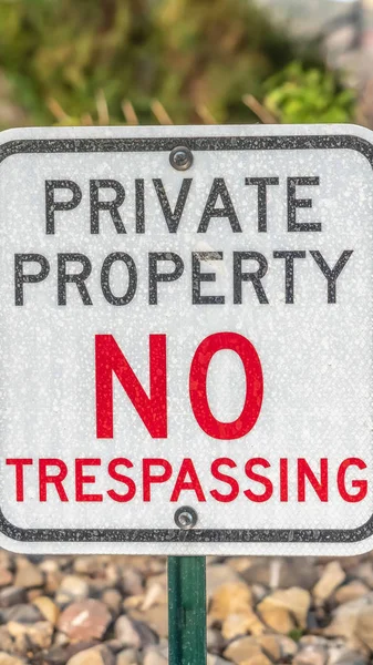 Függőleges keret Private Property Nincs behatolási jel sziklás terep és fák háttér — Stock Fotó