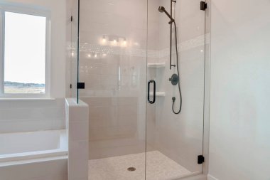 Banyo banyosu. Banyo küvetine bitişik yarım cam bölmeli.