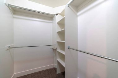 Metal çubuklar ve depolama rafları boş bir evde dolap içinde sallanıyor.