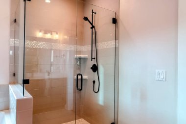 Banyo dikdörtgen duş bölmesi, yarım cam muhafaza ve menteşeli kapı.