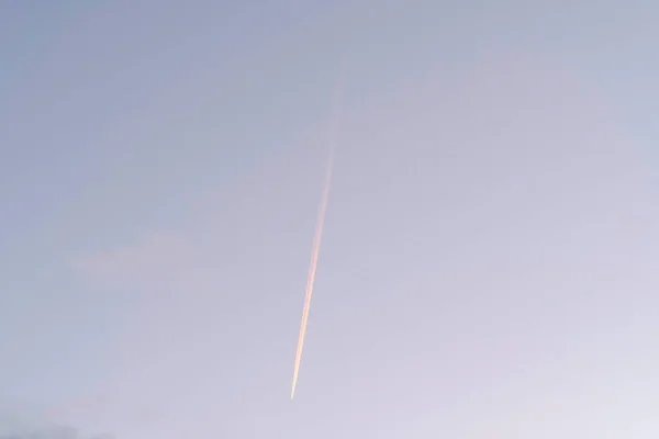 Contrail de un avión que vuela sobre el barrio de South Jordan City — Foto de Stock