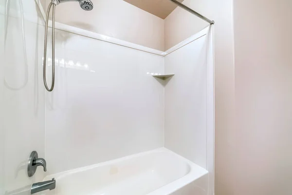 Detail koupelny vana s nerezovou sprchou hlavy a kohoutkem — Stock fotografie