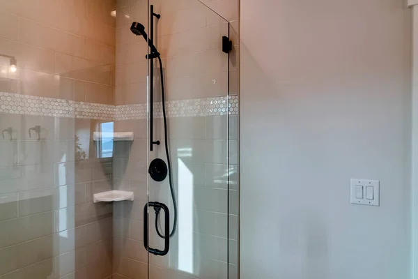 Duschkabine mit rahmenloser Glasabdeckung und Flügeltür im Badezimmer — Stockfoto
