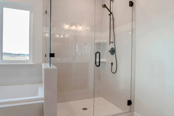 Badezimmer Duschkabine mit halb verglaster Einhausung neben eingebauter Badewanne — Stockfoto