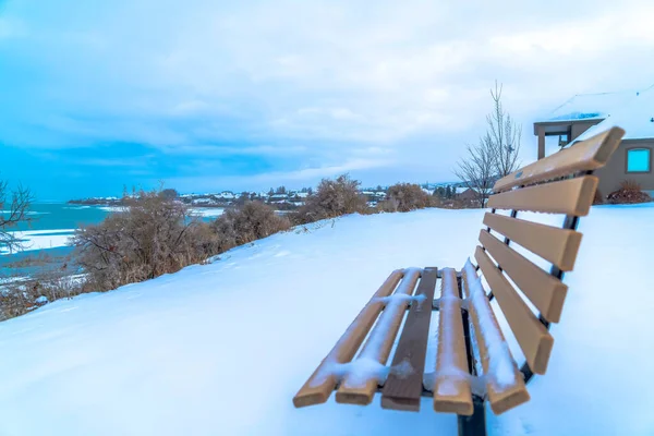 Leere matte Bank auf Schnee bedeckt das Land im Winter mit Blick auf den Utah Lake — Stockfoto