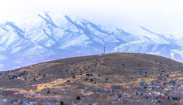 Panorama de casas y terreno montañoso con magnífico fondo de montaña nevada — Foto de Stock