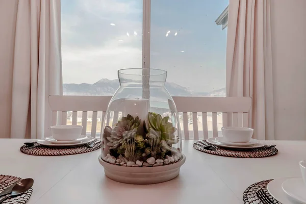 Casa comedor con vista panorámica al aire libre y montaña a través de la ventana — Foto de Stock