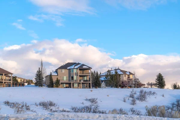 Maisons contre les nuages et le ciel bleu au quartier Wasatch Mountains en hiver — Photo