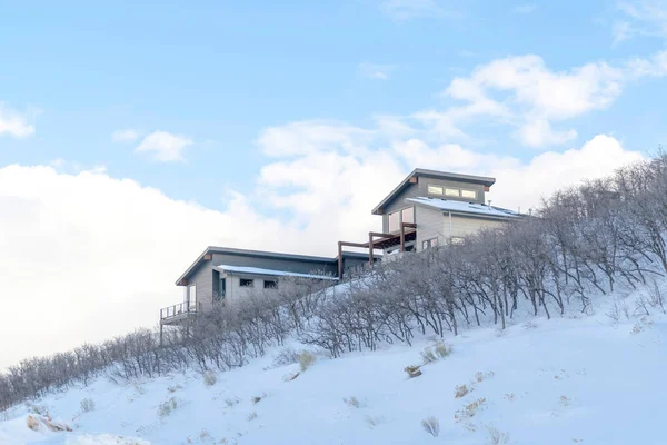 Wasatch Montagna impostazione con una casa sul pendio innevato incontaminato in inverno — Foto Stock