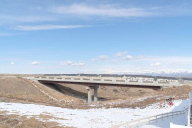 Kışın Güney Ürdün 'de karlı bir mahallede beton köprü ve evler