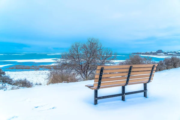 美丽的犹他州湖畔，冬季，在阴霾的天空中，从室外长椅上眺望 — 图库照片