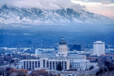 Utah Eyalet Başkenti Sarp karlı dağlara ve gri bulutlu gökyüzüne karşı