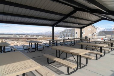 Güney Jordan City 'deki bir parkta karlı Wasatch Dağlarına bakan Utah