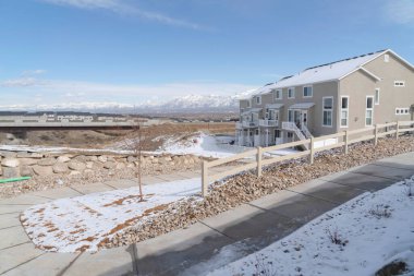 Utah 'ın güney Ürdün şehri kışın karla kaplandı.