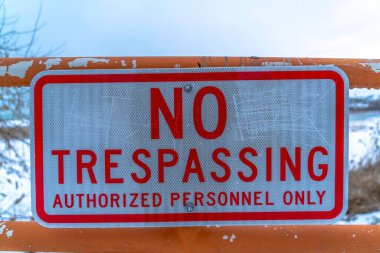 Utah Gölü manzarası. Kar ve gökyüzüne yaklaşmak yasaktır.