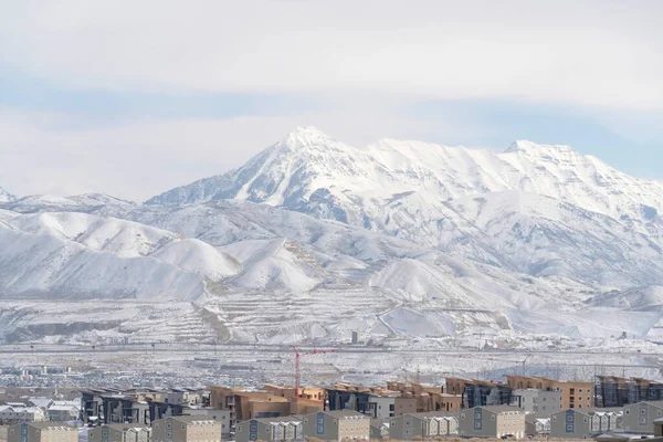 Snowy Wasatch Mountain towering over the neighborhood of South Jordan in Utah — Stock Photo, Image