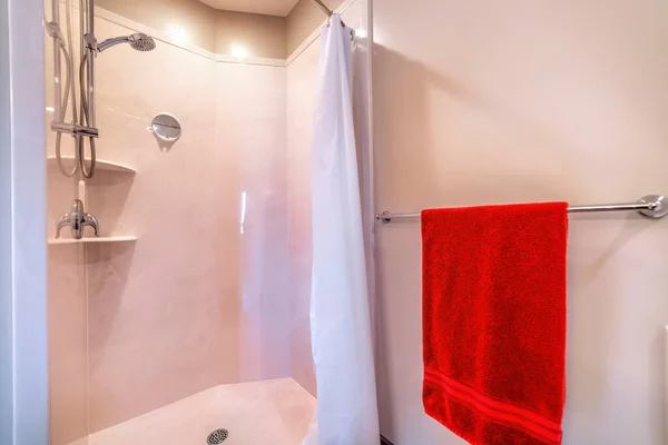 Salle de douche avec miroir de rideau de mur de tuile de pomme de douche en acier inoxydable et racks — Photo