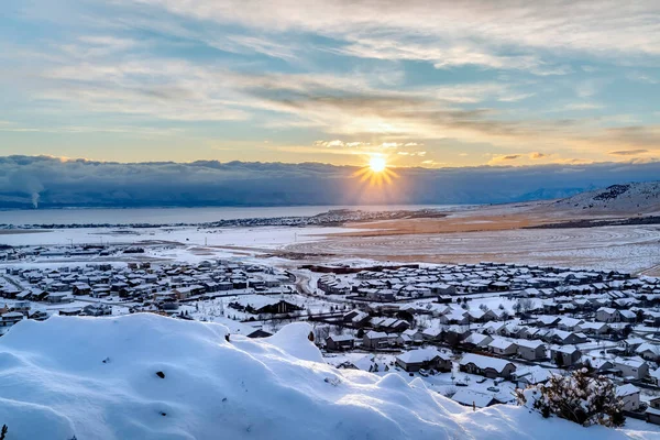 Hermoso amanecer en Draper Utah con colinas nevadas lago y casas en invierno — Foto de Stock