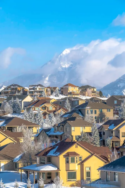 Γραφική πόλη με ανεμπόδιστη θέα πανύψηλες χιονισμένες κορυφές του βουνού Wasatch — Φωτογραφία Αρχείου