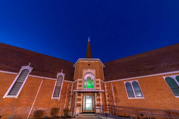 Iglesia de ladrillo en Provo Utah con ventana arqueada y puerta de cristal en la entrada — Foto de Stock