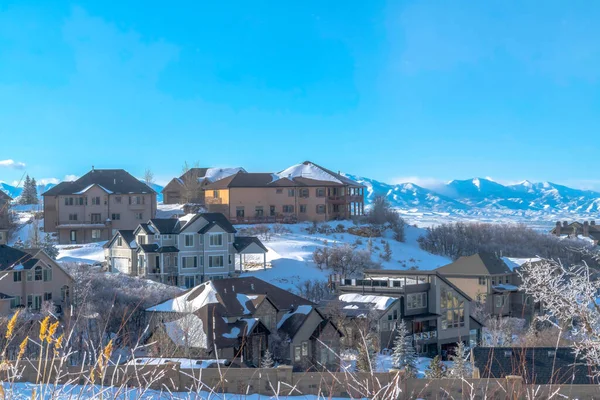 Smukke huse omgivet af uhindret Wasatch Mountains og udsigt over himlen - Stock-foto