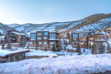 Park City Utah 'taki modern evler kışın manzaralı dağ manzarası üzerindedir.