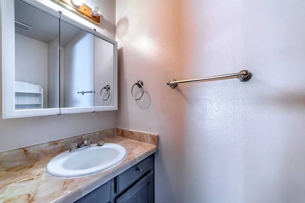 대리석 카운터 위에 있는 타원 형 싱크대와 집안의 욕실 안에 있는 캐비닛 — 스톡 사진