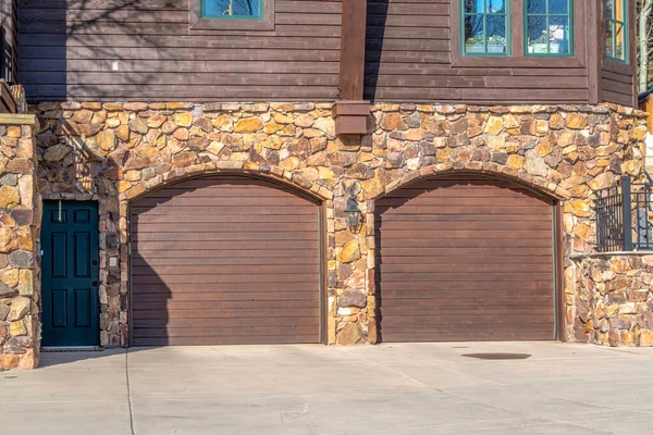 Puerta principal y dos puertas de garaje arqueadas de una casa en el barrio Park City Utah — Foto de Stock
