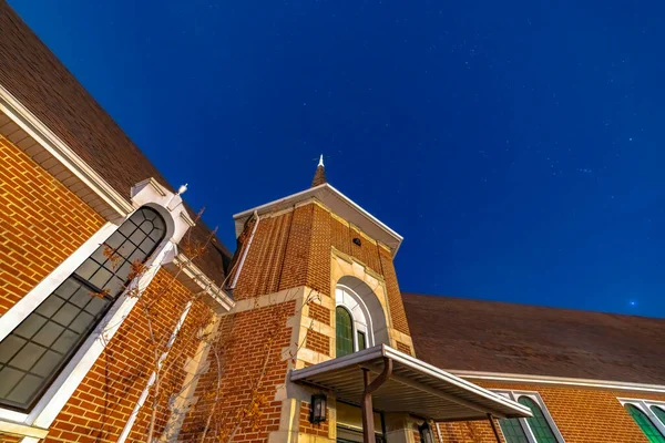 Πρόσοψη μιας εκκλησίας τοίχο τούβλο στο Provo Utah με στέγη και τοξωτά παράθυρα — Φωτογραφία Αρχείου