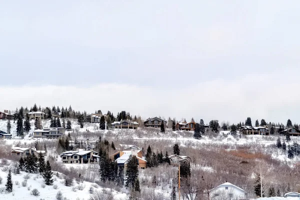 Vidéki házak ül hó borította hegyi lejtőn Park City Utah — Stock Fotó