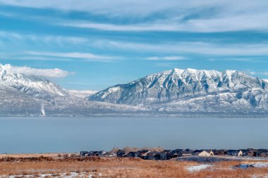 Resimli Wasatch Dağları ve Utah Gölü Kışın bulutlu mavi gökyüzünün altında
