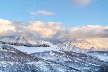 Kışın Wasatch Dağları 'nın ortasında bulunan panoramik evler