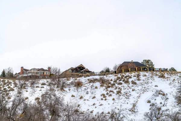 Όμορφα σπίτια σε ένα χιονισμένο βουνό στο Salt Lake City προβολή το χειμώνα — Φωτογραφία Αρχείου