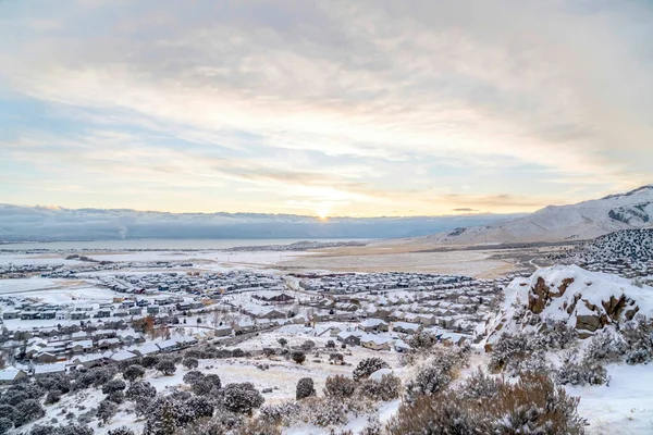 Snowy Eagle Mountain Utah krajina s domy jezero a hory v zimě — Stock fotografie
